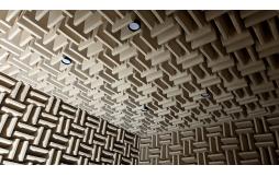 What is the difference between the background noise values of a fully anechoic chamber and a semi-anechoic chamber?